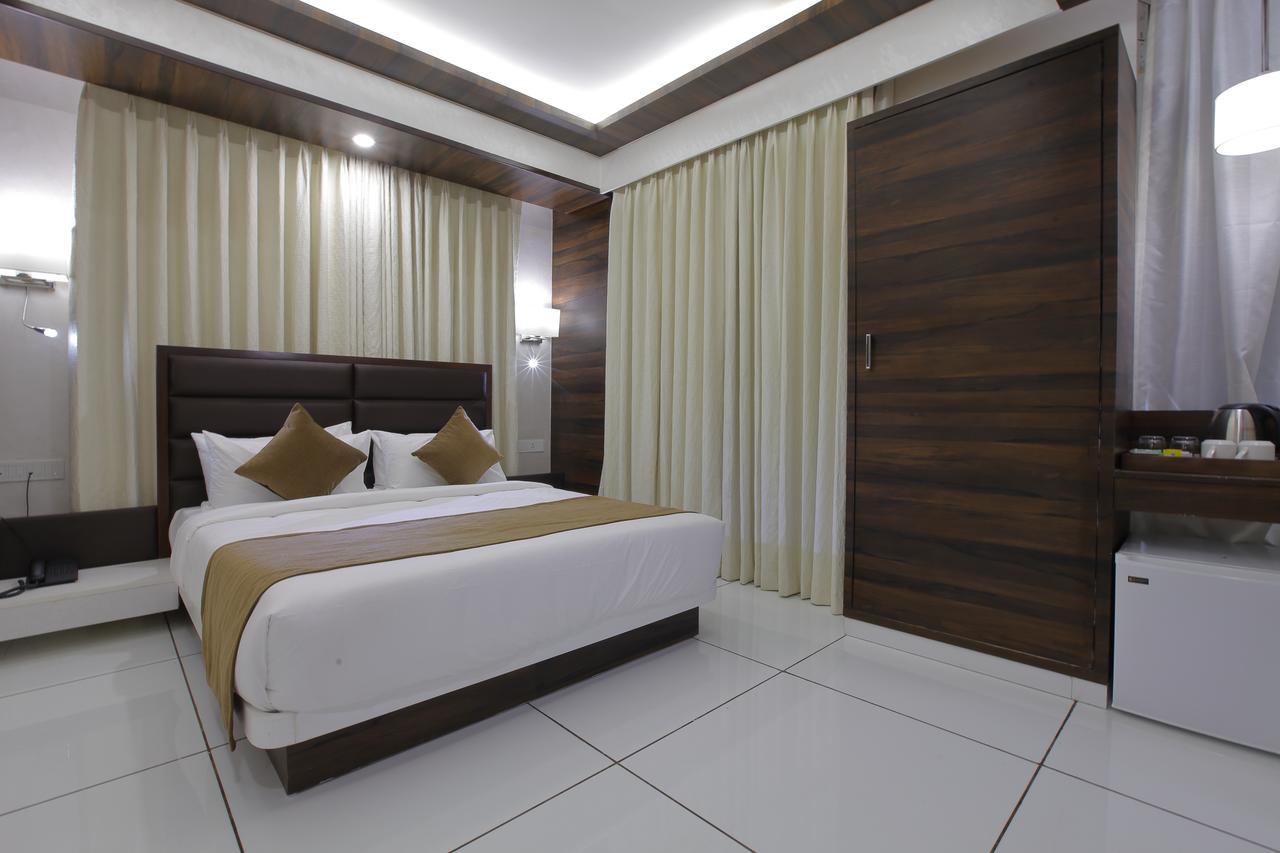 אחמדאבאד Hotel Silver Heights מראה חיצוני תמונה