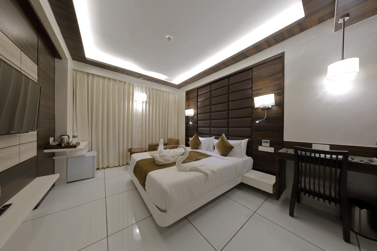 אחמדאבאד Hotel Silver Heights מראה חיצוני תמונה