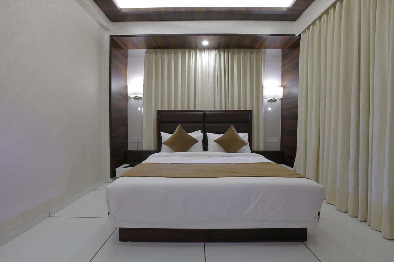 אחמדאבאד Hotel Silver Heights מראה חיצוני תמונה