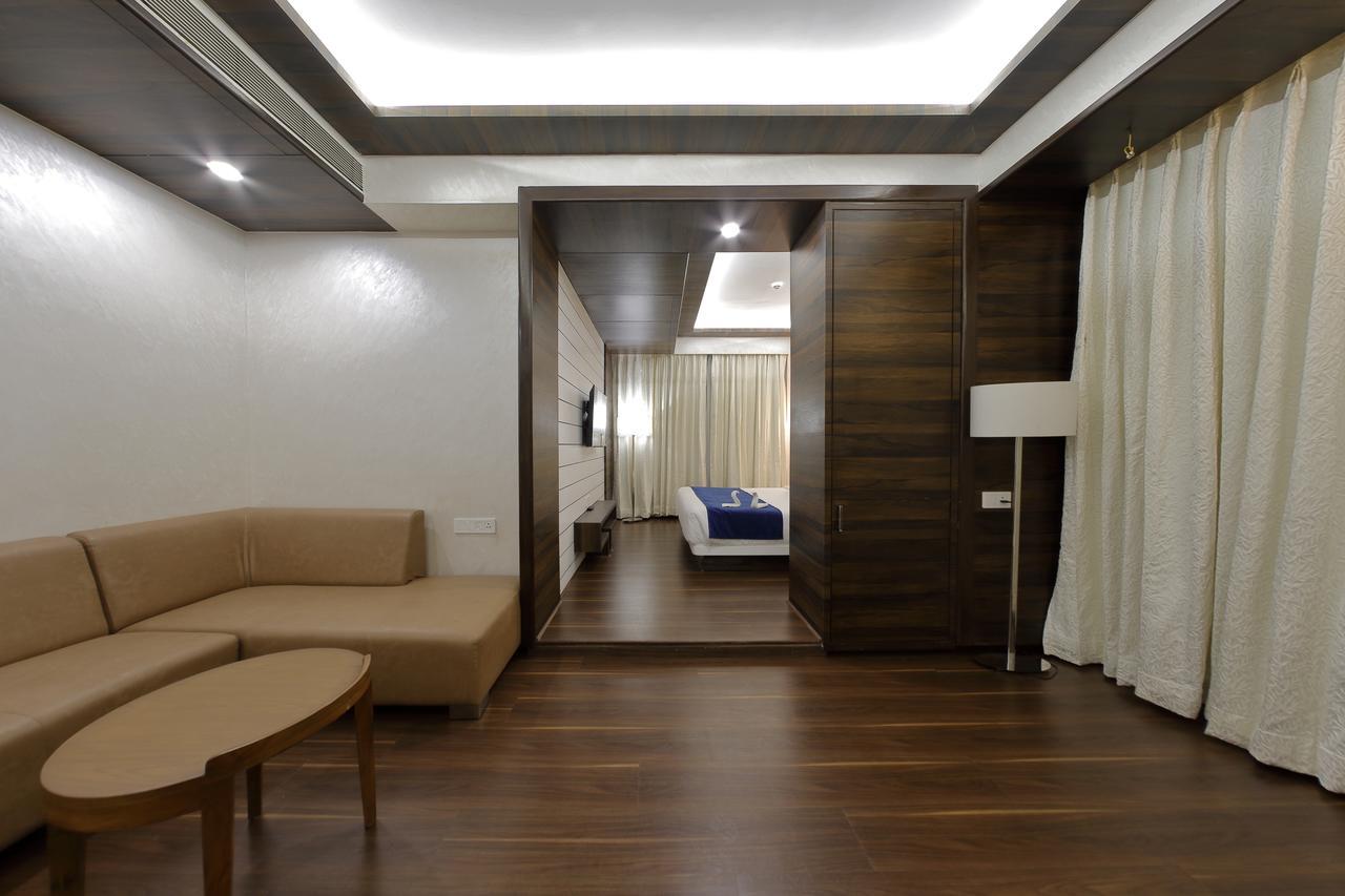 אחמדאבאד Hotel Silver Heights מראה חיצוני תמונה